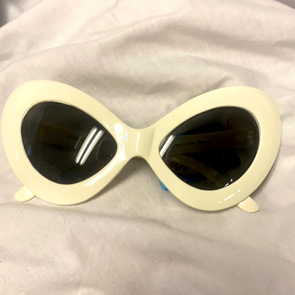 Extreme cat eye sunglasses